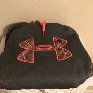 Women’s under armour sweatshirt size medium